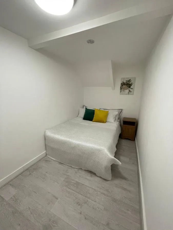 The Crescent, Flat 1 - Stockport, Manchester Apartment