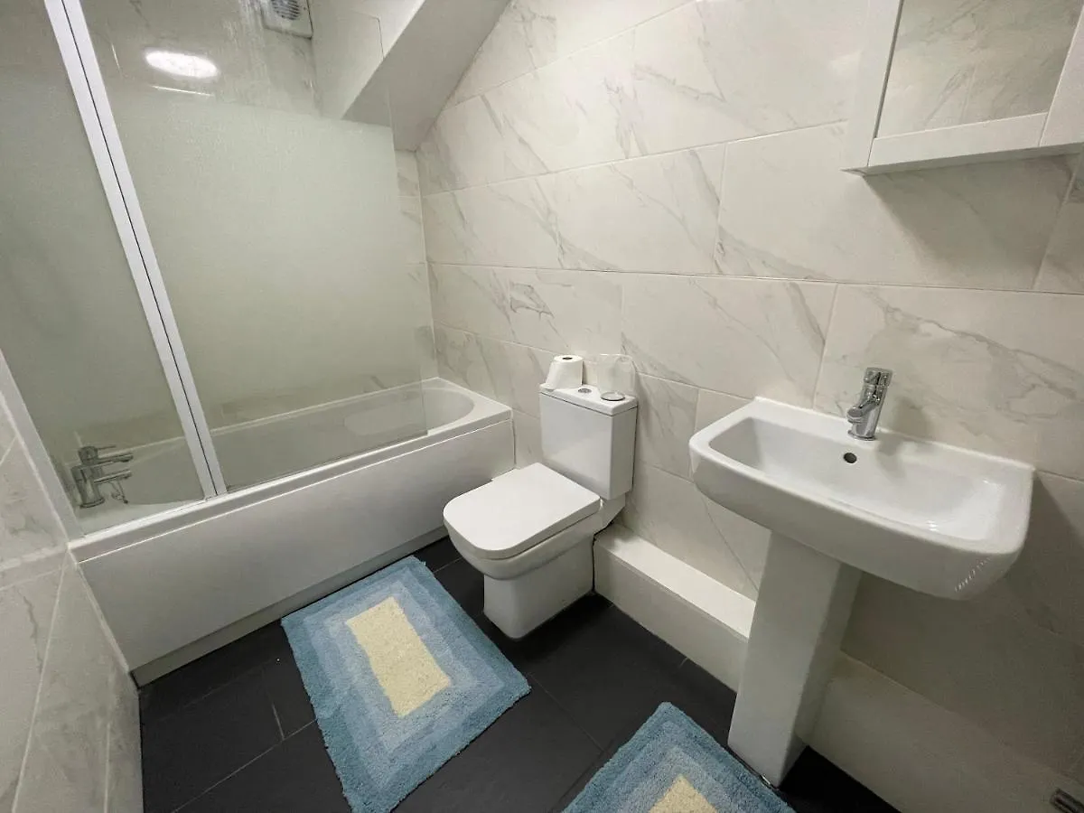The Crescent, Flat 1 - Stockport, Manchester Apartment