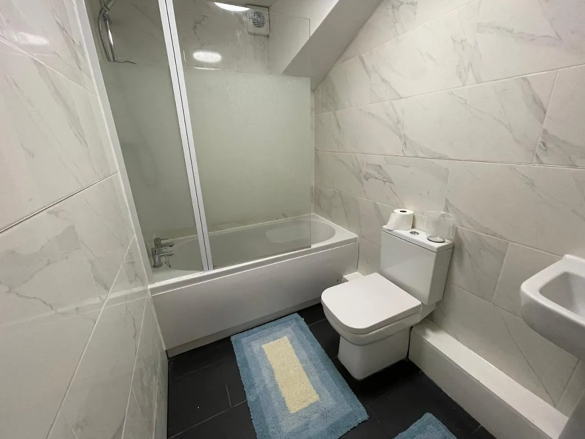 The Crescent, Flat 1 - Stockport, Manchester Apartment