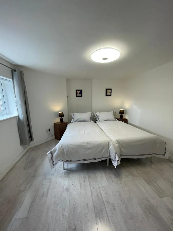 The Crescent, Flat 1 - Stockport, Manchester Apartment